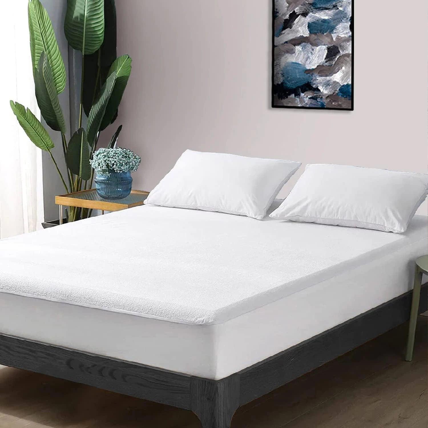 Hotel quality mattress protector providing protection from spills and allergens