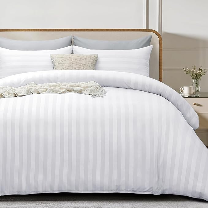 White striped Duvet cover with pillowcases and a fitted sheet