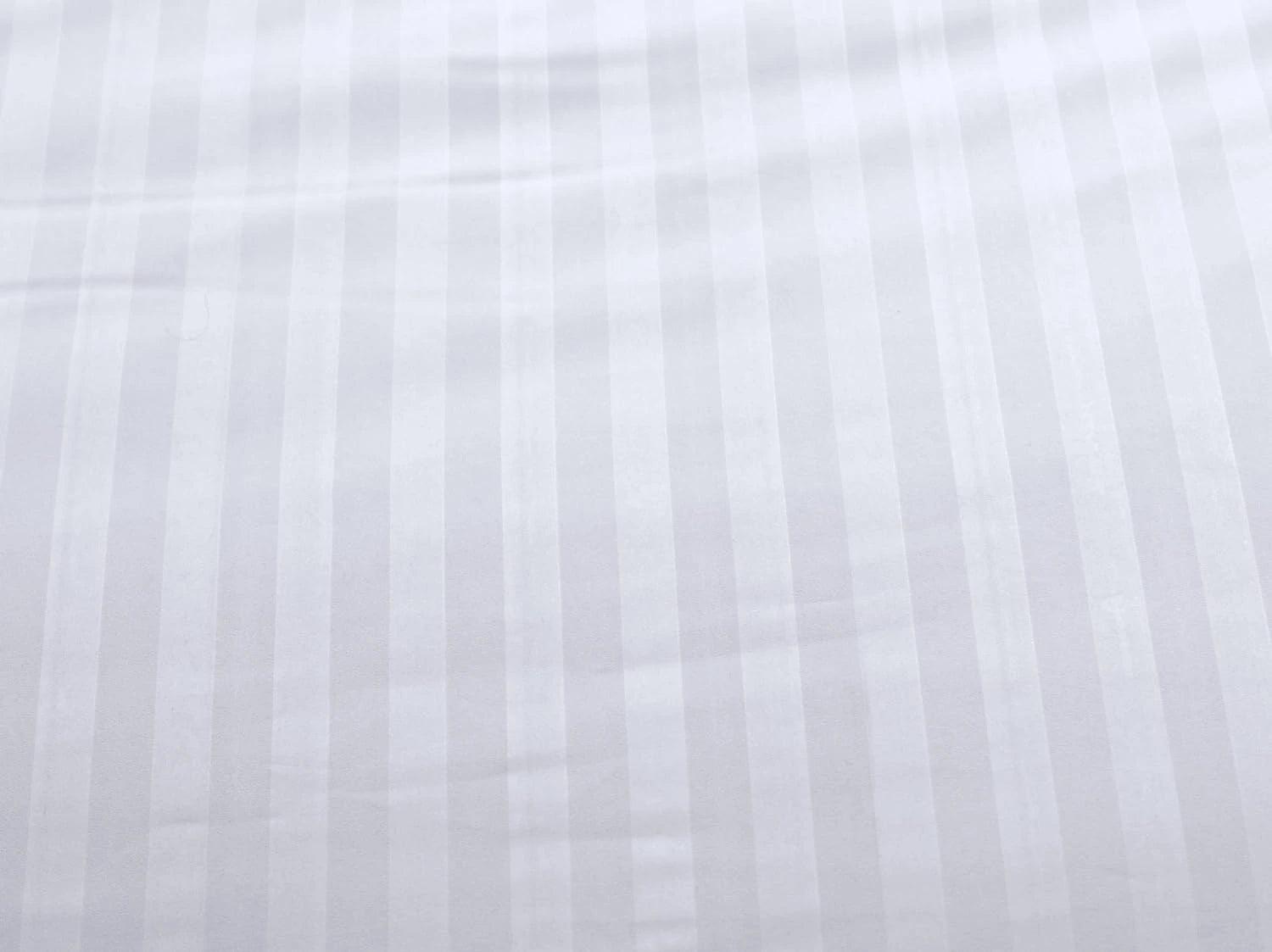 Reversible microfiber duvet cover with button closure detail